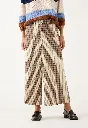 61084051-4031_web_model_front.webp