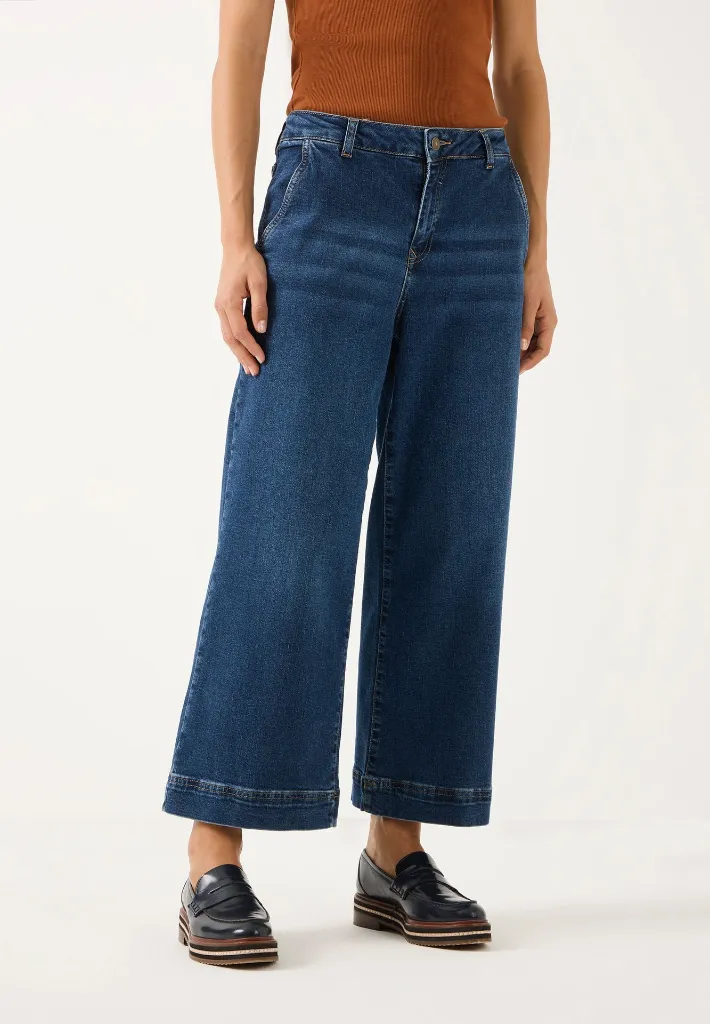 61914488-0963_web_model_front.webp