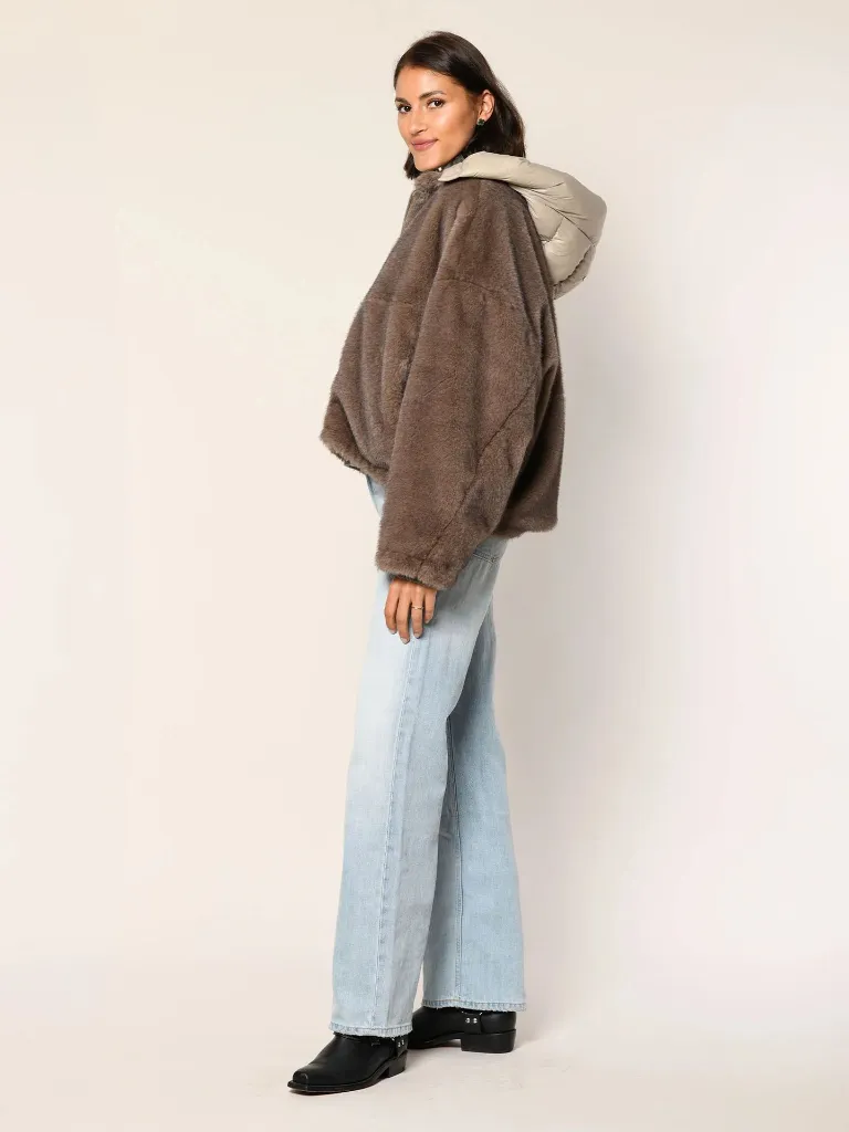 jacke-damen-whitelabel-taupe-seite_d0d32d60-22c6-42f3-aaf1-05ef0278d4f3_1680x.webp