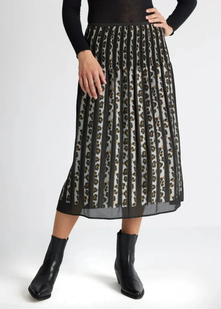[P3493_LLW13828_PR-OS] Plissierter Midirock mit transparentem Overlay und Leo Streifenmuster