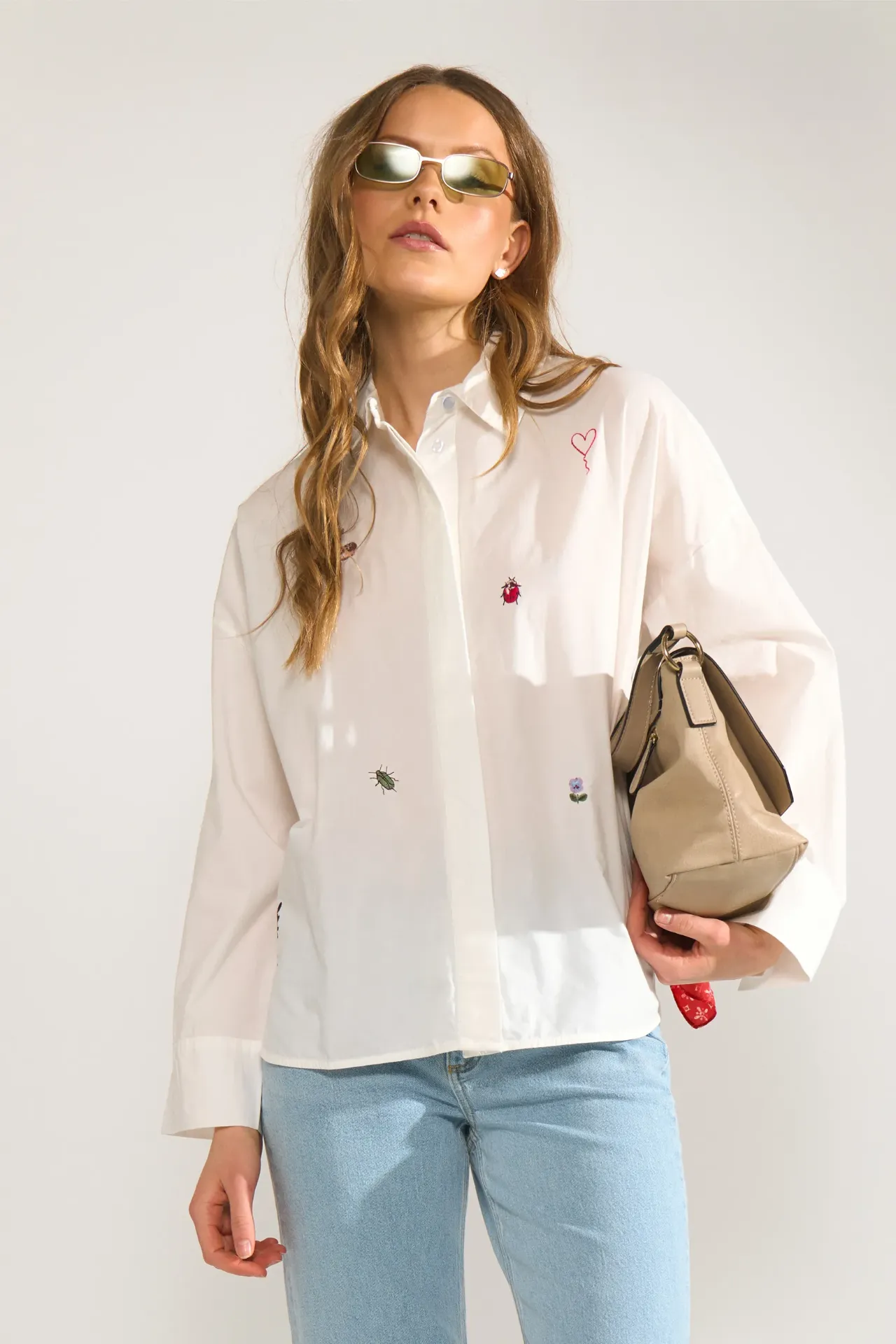 [P3502_707049_WS-XSS] NUTENJA Lässige Bluse mit süssen Stick-Elementen (Weiss, XS/S)