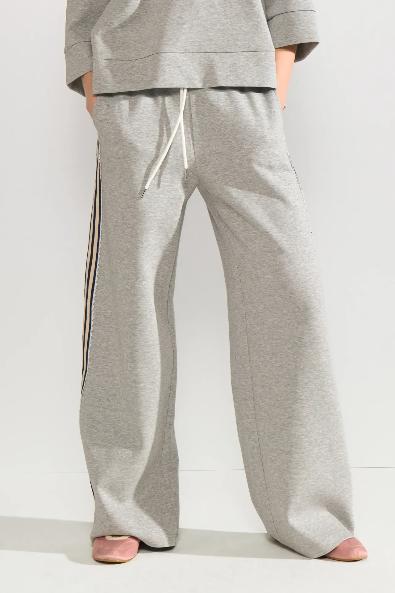 [P3502_707096_GU-XS] NUNATHALIE Sweatpants mit Spitzen-Detail und Galonstreifen (XS)