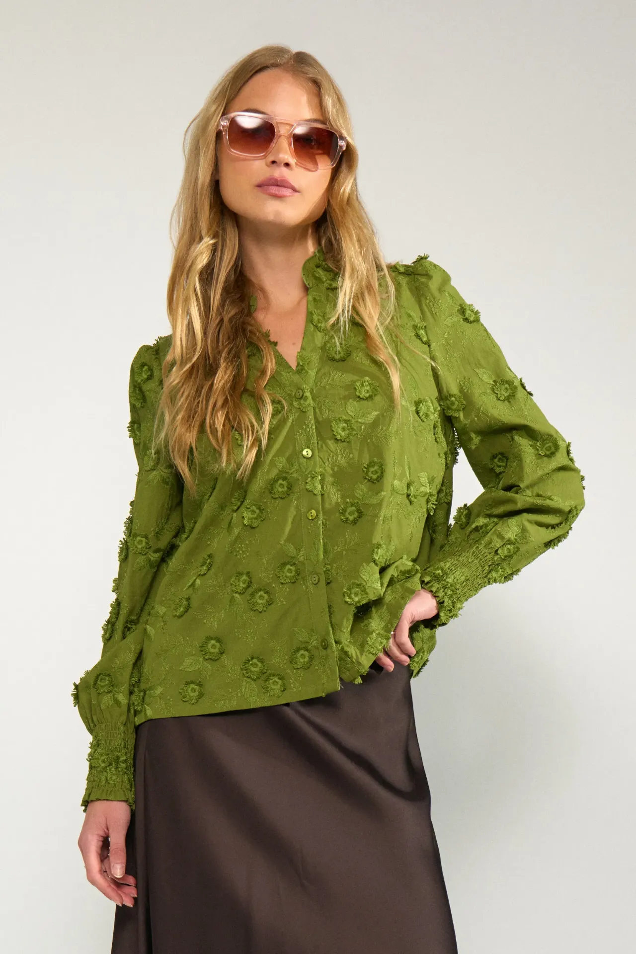 NULENEA Bluse mit floraler 3D-Stickerei in Olivgrün