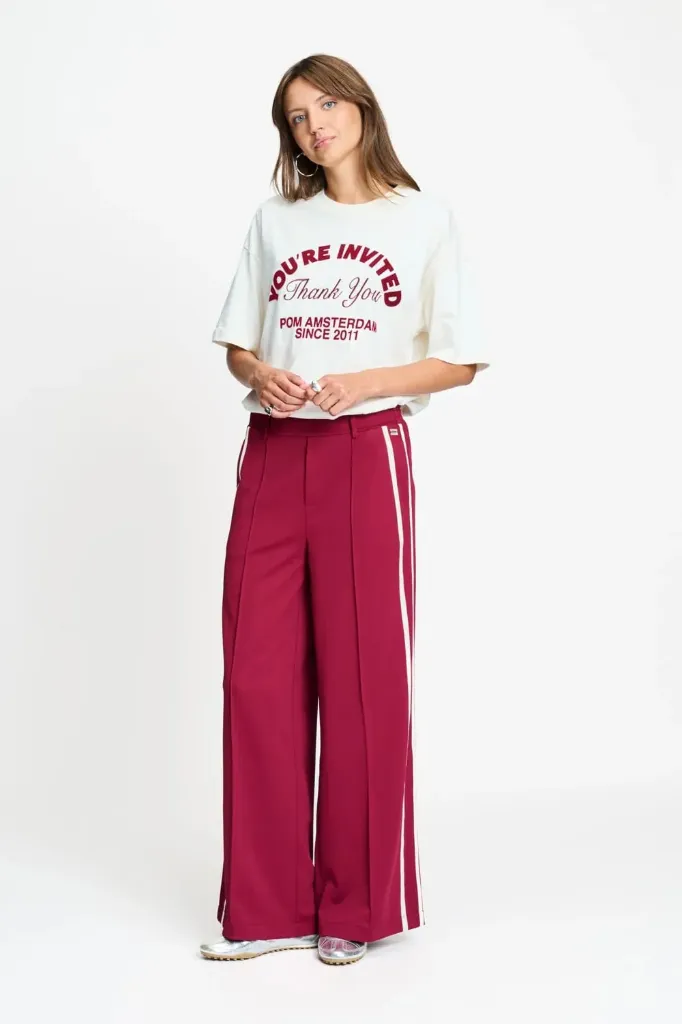 Bordeauxrote Trackpants mit Kontraststreifen