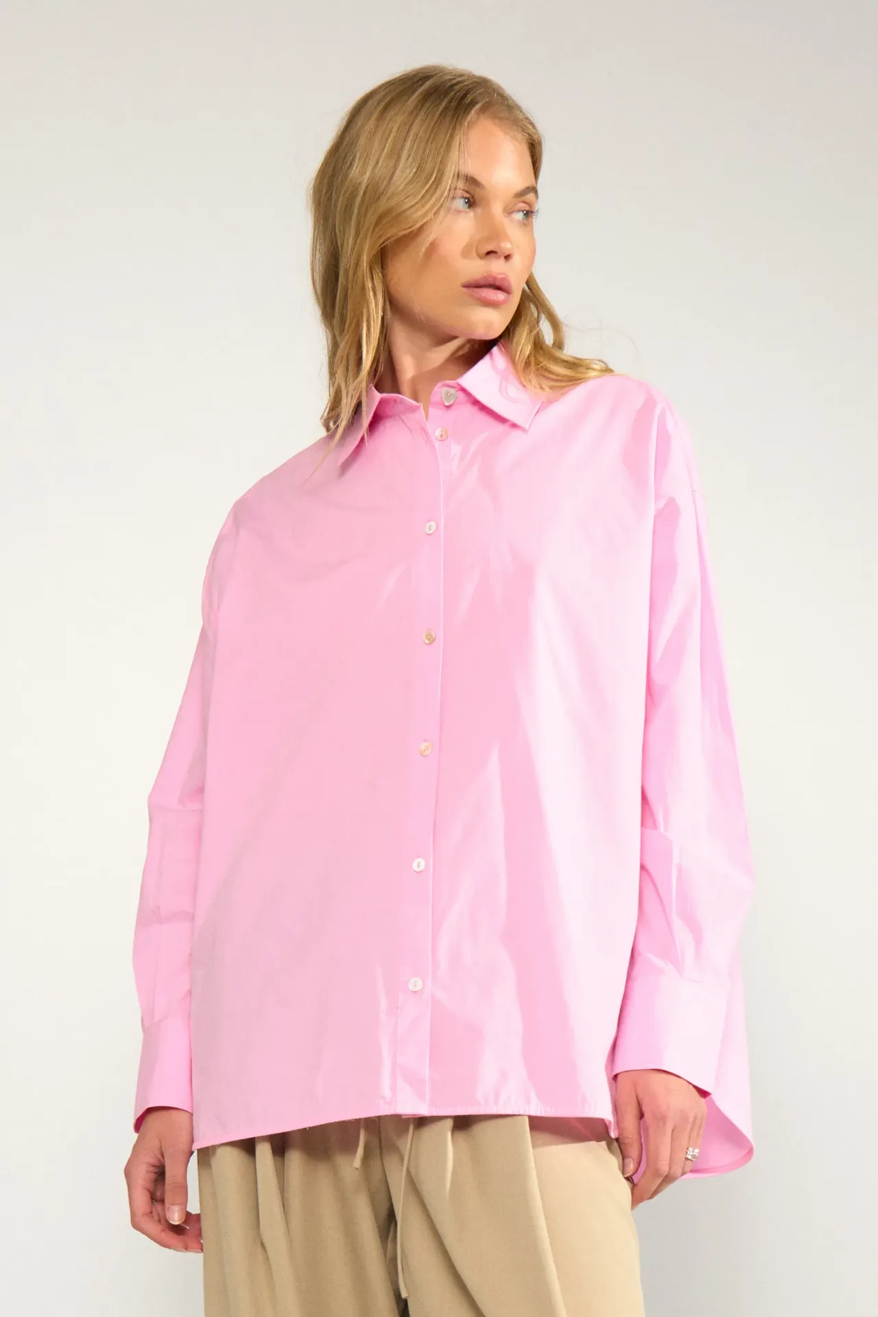 Lange Hemdbluse mit einzelner Rückenfalte